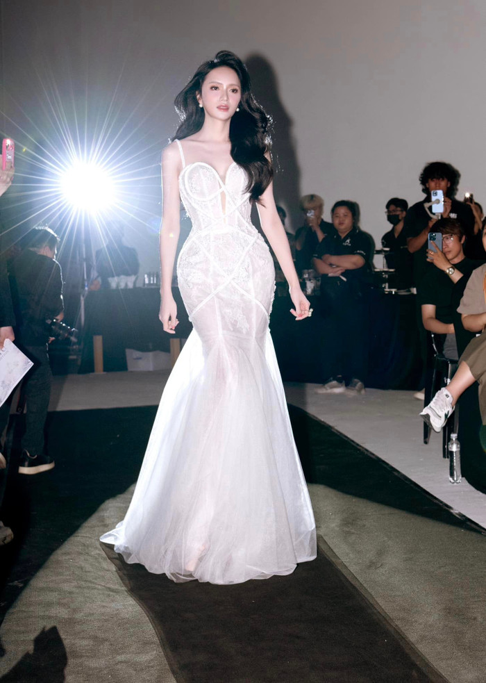 Xuất hiện trong một sự kiện thời trang, nhan sắc của Hương Giang được nhận xét là ngày càng 'gây thương nhớ'.