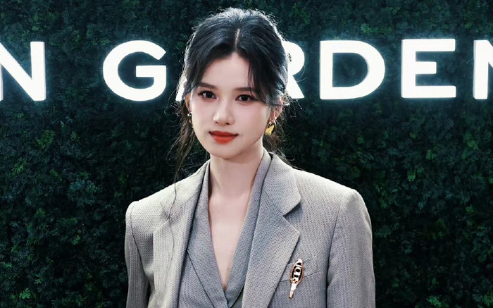 Tình màn ảnh Tiêu Chiến gây sốt với phong cách ngự tỷ, thần thái sang chảnh Ảnh 2