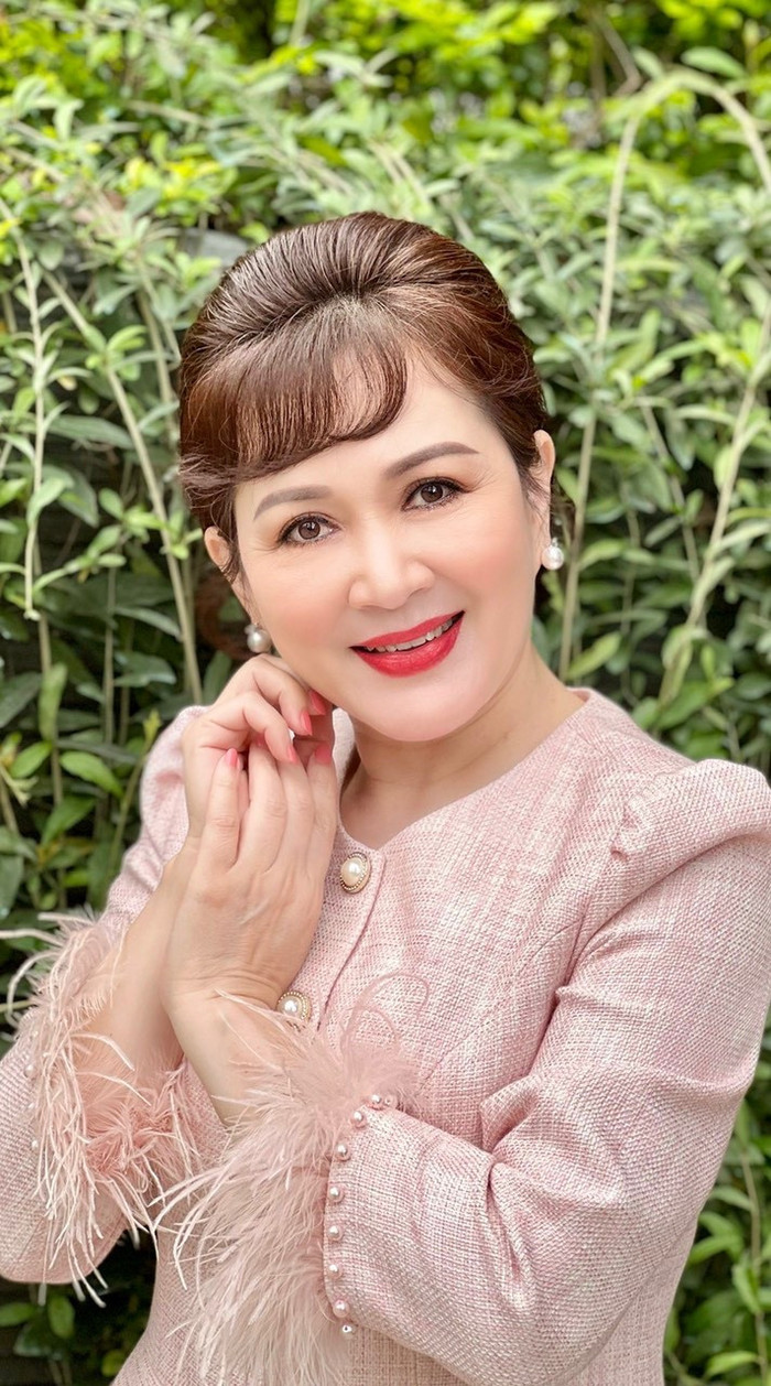 Dù ở độ tuổi 60, NS Minh Hòa vẫn giữ mãi nhan sắc trẻ đẹp khiến bao người ngưỡng mộ.