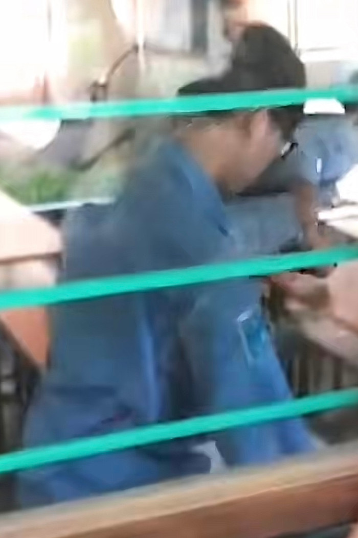 Nam sinh giật mình tỉnh giấc nhưng vẫn không hiểu được chuyện gì đã xảy ra.