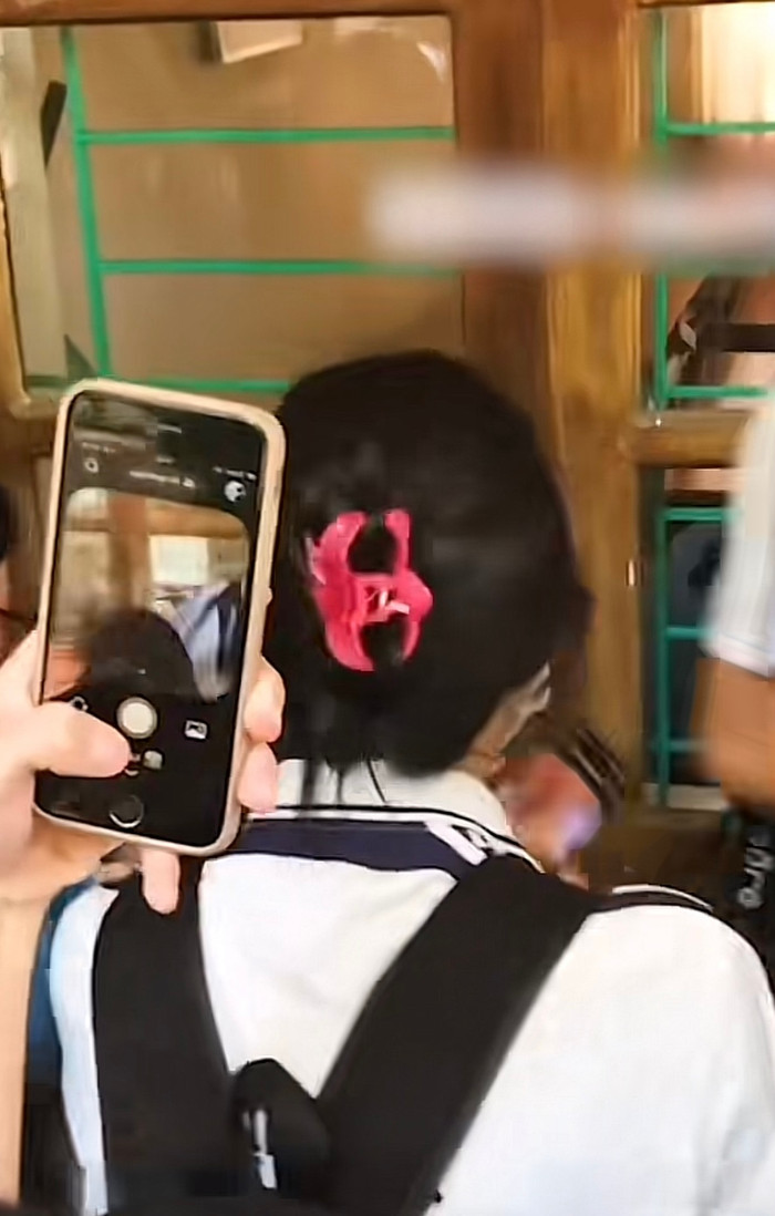 Bạn bè ai nấy đều dở khóc dở cười với hành động của chàng trai.