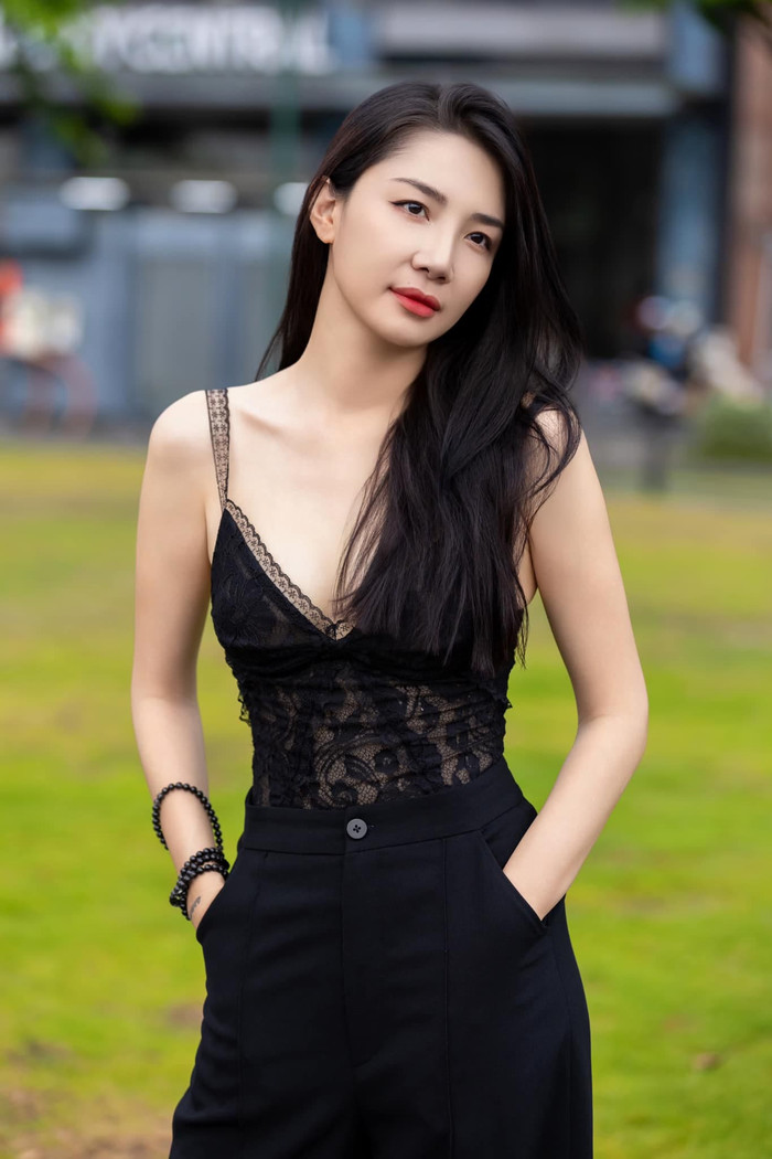 Cô nàng từng không ngần ngại tiết lộ chuyện yêu trai trẻ kém 15 tuổi.