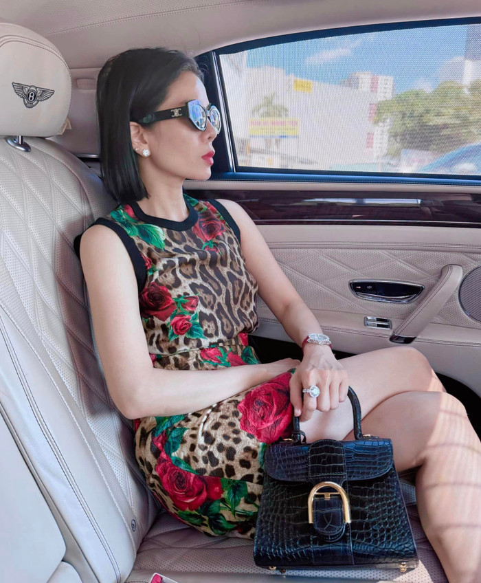 Khi khác, Lệ Quyên lại trồi sụt phong cách thời trang khi khoác lên người mẫu váy hoạ tiết hoa và da beo sến sẩm.