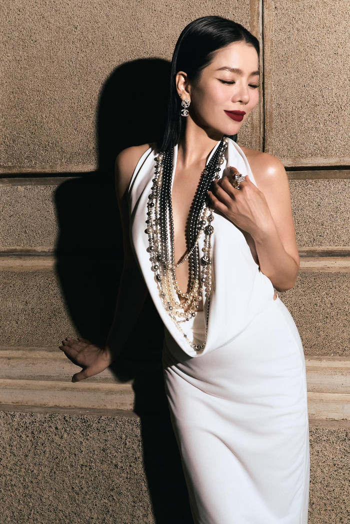 Trong một lần khác, Lệ Quyên cũng gây trầm trồ với tạo hình quý bà sang chảnh. Nữ ca sĩ diện váy trắng dài, ôm sát body, điểm xuyến bởi chuỗi vòng cổ ngọc trai ấn tượng, tăng phần đằm thắm.