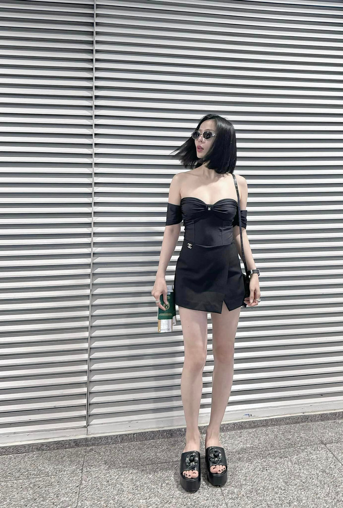 Lệ Quyên từng 'hack tuổi' thành công với outfit gồm áo croptop và chân váy ngắn đen. Tổng thể trang phục này giúp cô khoe tối đa ưu điểm về hình thể. Tuy nhiên, đôi dép 'lạc quẻ' lại chính là điểm trừ lớn của Lệ Quyên trong giao diện này.