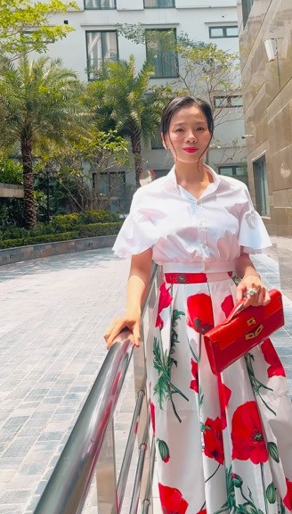 Lần gần nhất, Lệ Quyên đăng tải đoạn video thả dáng trên đường phố. Nữ ca sĩ khiến dân tình khó hiểu khi diện kết hợp áo sơ mi trắng cùng chân váy hoạ tiết hoa đỏ cỡ lớn. Tổng thể bộ trang phục dường như có phần màu mè. Không những vậy, chiếc áo sơ mi thùng thình khiến Lệ Quyên bị dìm dáng trông thấy.