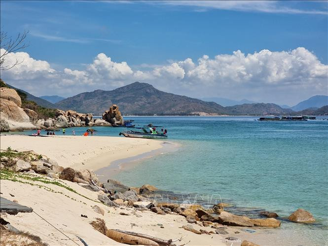 Khu vực bãi Kinh (xã Vĩnh Hải, huyện Ninh Hải) nơi xảy vụ việc mâu thuẫn giữa nữ du khách với nhóm cho thuê dịch vụ sử dụng mô tô nước. Ảnh: Nguyễn Thành/TTXVN