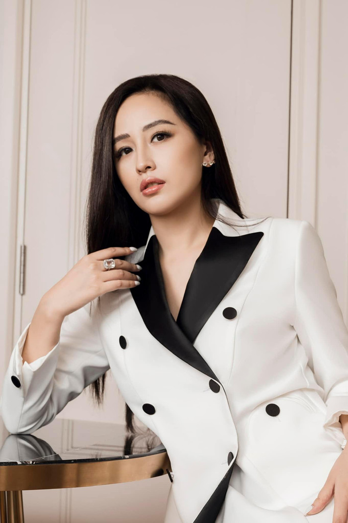 Dù đã trải qua 18 năm kể từ sau khi đăng quang ngôi vị Hoa hậu Việt Nam 2006, Mai Phương Thúy vẫn duy trì được sức hút đối với công chúng. Không nhưng thế, nhan sắc của người đẹp cũng không hề có dấu hiệu giảm sút, thậm chí còn ngày thăng hạng khiến bao người phải trầm trồ.