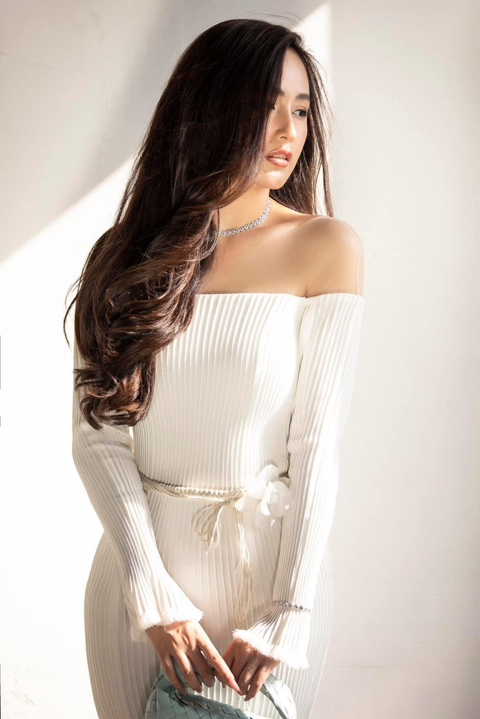 Hiếm có ai phù hợp với tông màu này như Mai Phương Thúy, bởi nó khá kén chọn về vóc dáng lẫn làn da. Nếu người mặc không có lựa chọn phù hợp thì rất dễ bị biến thành 'thảm họa thời trang'. Thế nhưng Mai Phương Thúy lại hoàn toàn trái ngược, cứ mỗi khi cô nàng diện trang phục tông trắng xuất hiện cạnh những mỹ nhân khác thì ai nấy cũng phải chịu cảnh lu mờ.