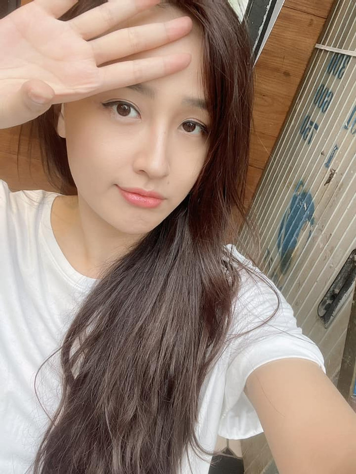 Không chỉ tham dự sự kiện, Mai Phương Thúy cũng đặc biệt chọn tông màu trắng khi ở nhà. Người đẹp 8X ưu tiên những thiết kế tối giản, chất liệu thoải mái, nhẹ nhàng và giá thành phải cực kỳ bình dân. Chính vì quá chung thủy với màu trắng, thế nên tông màu này dường như trở thành một phần hình ảnh của Mai Phương Thúy khiến cô trở thành biểu tượng sắc đẹp độc nhất, không hòa lẫn với bất kỳ ai.