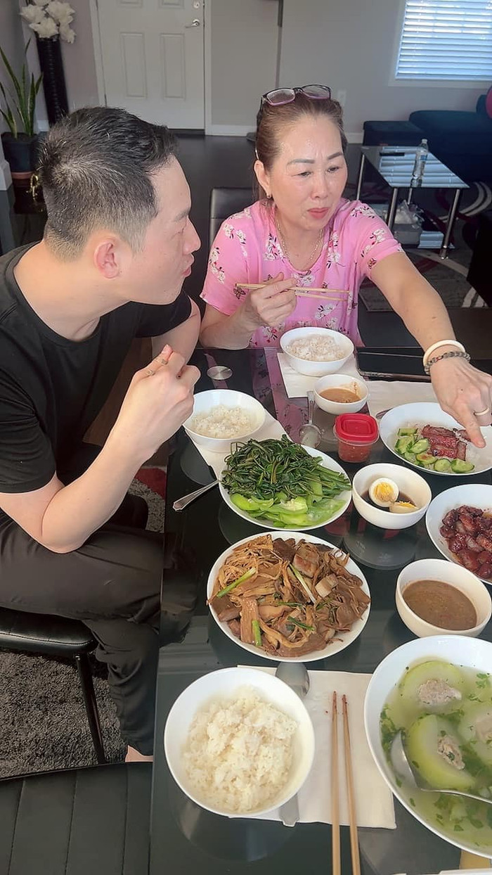 Trang Trần thường nấu những bữa cơm đậm hương vị Việt Nam cho mẹ chồng và chồng.