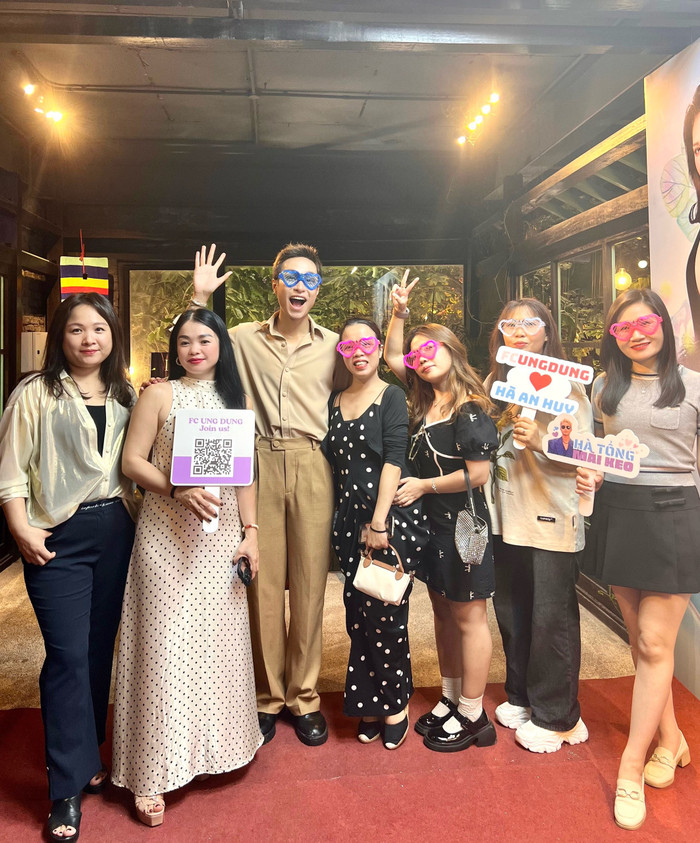 Hà An Huy giao lưu cùng khán giả sau khi đêm nhạc kết thúc.