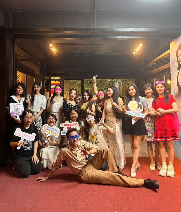 Các nàng thơ FC Ung Dung chụp cùng 'Hà tổng'.