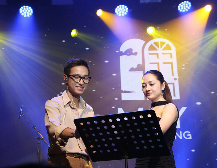 Nam ca sĩ song ca cùng đàn chị Bảo Anh.