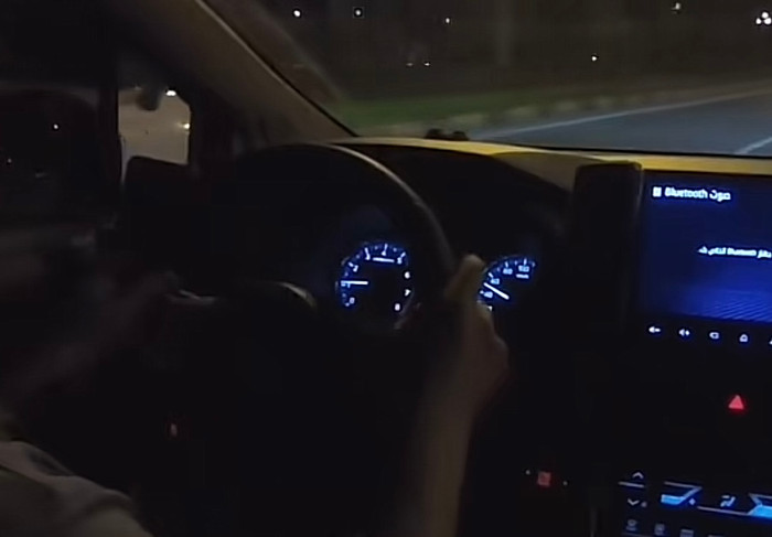 Thấy có chuyện chẳng lành, bác tài nhanh trí chốt cửa xe và yêu cầu cô gái huỷ chuyến.