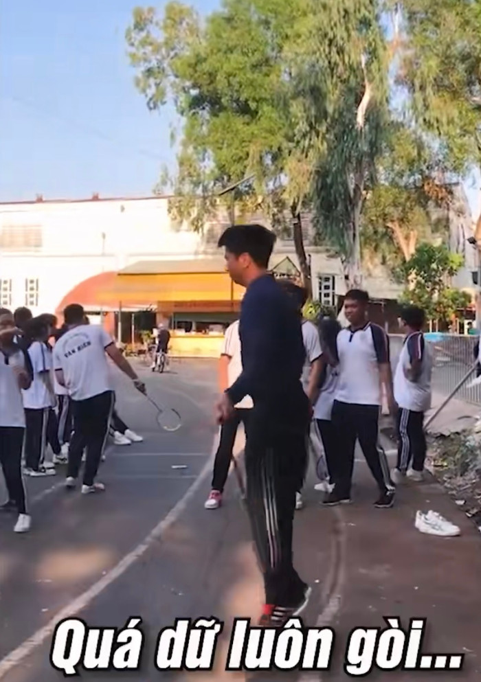 Tuy nhiên, skill nhảy dây của thầy giáo mới gọi là 'out trình'.