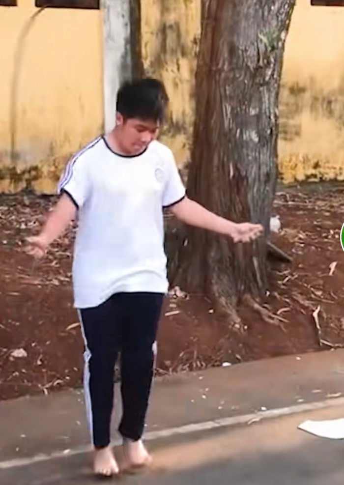 Nam sinh có khả năng nhảy dây tuyệt đỉnh khiến ai nấy đều phải ngưỡng mộ.