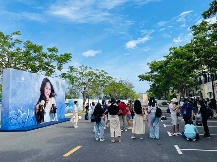 Với thời tiết dễ chịu, người hâm mộ cũng tranh thủ check in cùng với tấm backdrop to của đêm nhạc. 