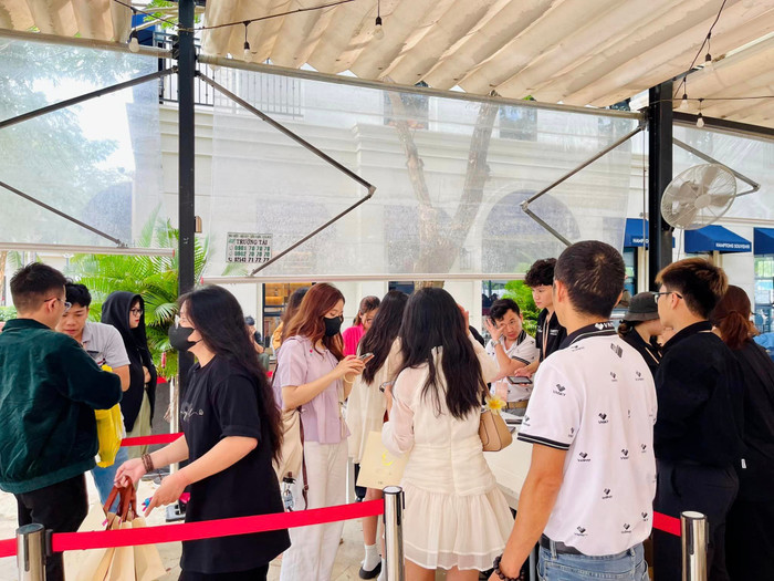 Từ trưa, khán giả đã có mặt tại khu vực đổi vòng tay, nhận quà rất đông.