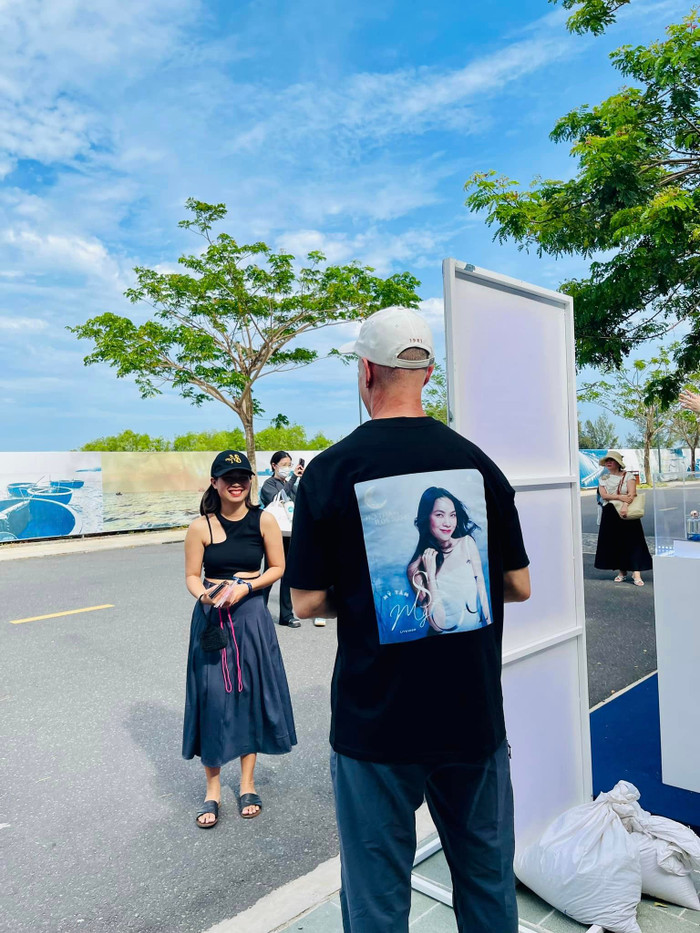 Nhiều khán giả đã lần lượt diện áo MY SOUL 1981 trước khi show diễn bắt đầu. 