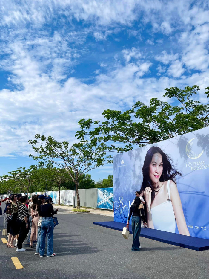 Ai cũng mang trong mình một tâm trạng háo hức vì sắp được thưởng thức một đêm nhạc ngập tràn cảm xúc.