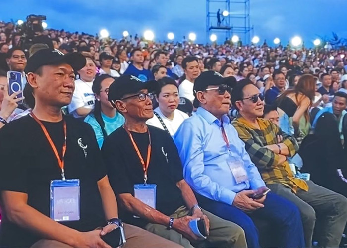 Ba của Mỹ Tâm đến chúc mừng đêm diễn của con gái.