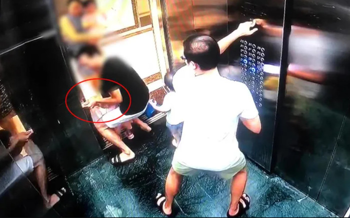 Thót tim cảnh giải cứu em bé Hà Nội bị kẹp tay vào thang máy Ảnh 2