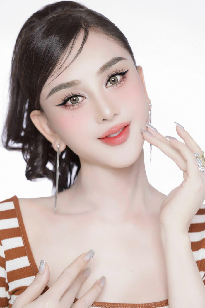 Lâm Khánh Chi khoe diện mạo rạng ngời ở tuổi U50.