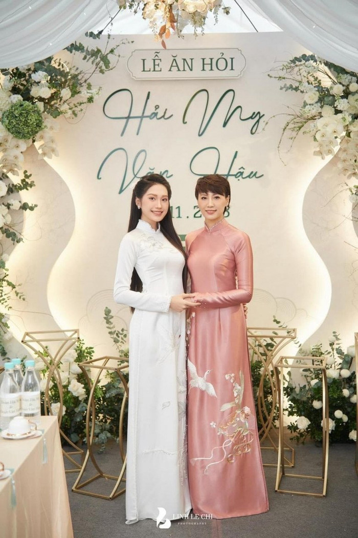 Trong những khung ảnh trước thềm dắt tay con trao cho chàng rể, bà Mai Đoàn thu hút ánh nhìn bởi sự rạng rỡ và trẻ trung. Tỉ lệ thân hình cân đối nổi bật trên thiết kế may ôm sát cũng là điểm khiến netizen chăm chú.  