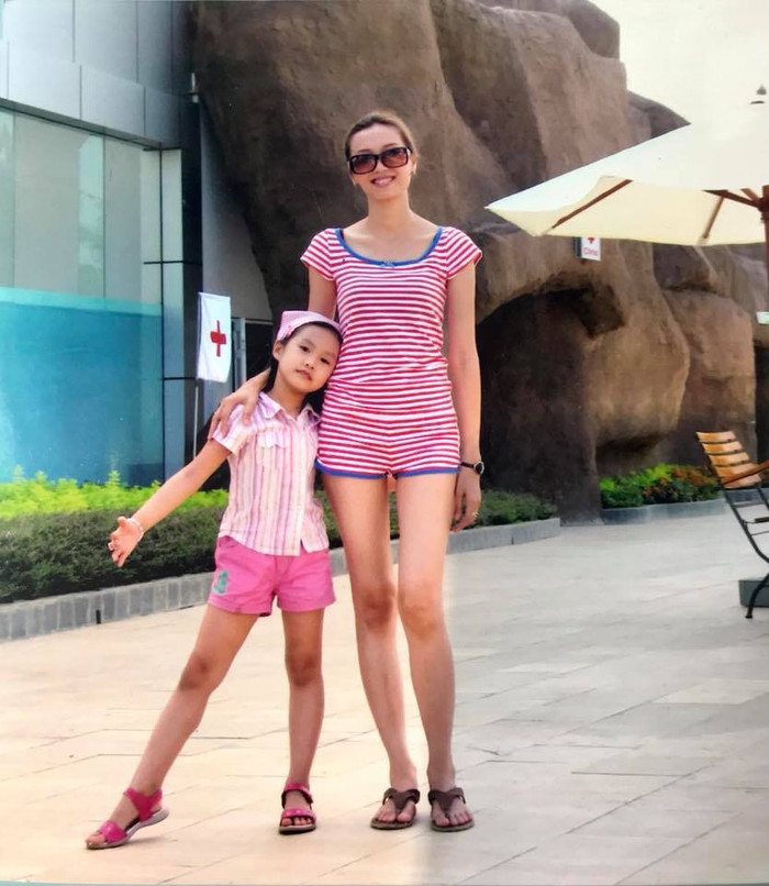 NTK chia sẻ: “Trò chuyện với mẹ của Doãn Hải My, tôi rất bất ngờ khi biết cô trả lời về bí quyết giữ dáng xuất sắc khi làm mẹ của ba con. Hóa ra thần thái và nét đẹp này là hoàn toàn tự nhiên”.