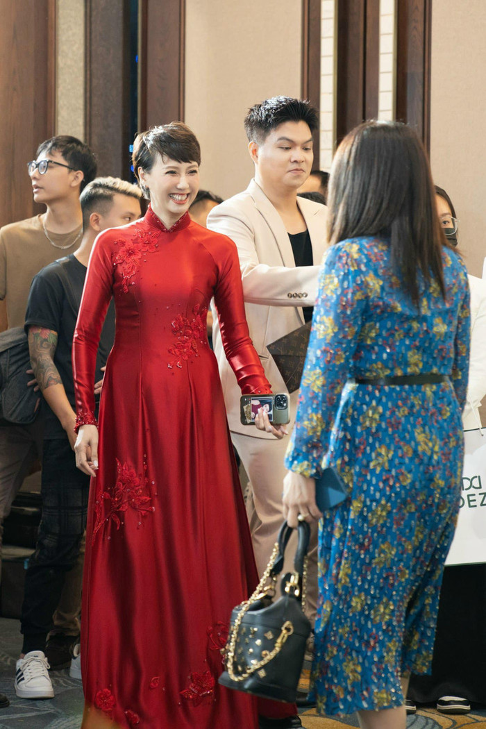 Trong 3 buổi lễ trọng đại, mẹ Doãn Hải My đều xuất hiện chỉn chu trong tà áo dài truyền thống. Trang phục thêm phần hài hòa khi được nhuộm tông màu sắc trang nhã với các họa tiết thêu chứa đựng thông điệp chúc phúc.  