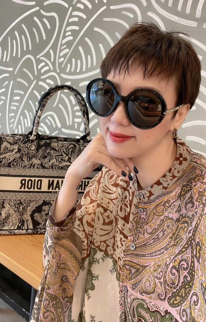 Ở tuổi U50, bà Mai Đoàn mơ ước được can thiệp phẫu thuật thẩm mỹ. Song, bà vẫn chưa thực hiện vì sợ. “Muốn đập đi làm lại bao thứ, độ loa này, hút mỡ này, siết eo này,… mà chưa có dũng khí. Nên chỉ toàn mơ với ước thôi. Hèn lắm ý”, mẹ Doãn Hải My chia sẻ.  