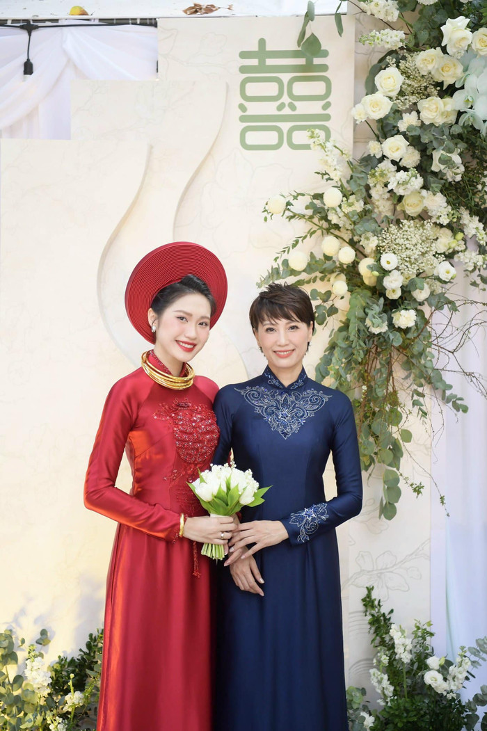 Bên cạnh sức hút của cặp đôi dâu rể Đoàn Văn Hậu và Doãn Hải My, tứ thân phụ mẫu cũng nhận được sự quan tâm đáng kể từ công chúng. Sau lễ đường đong đầy hạnh phúc, danh tính và hình ảnh của mẹ ruột cô dâu trở thành chủ đề được mọi người chia sẻ.  