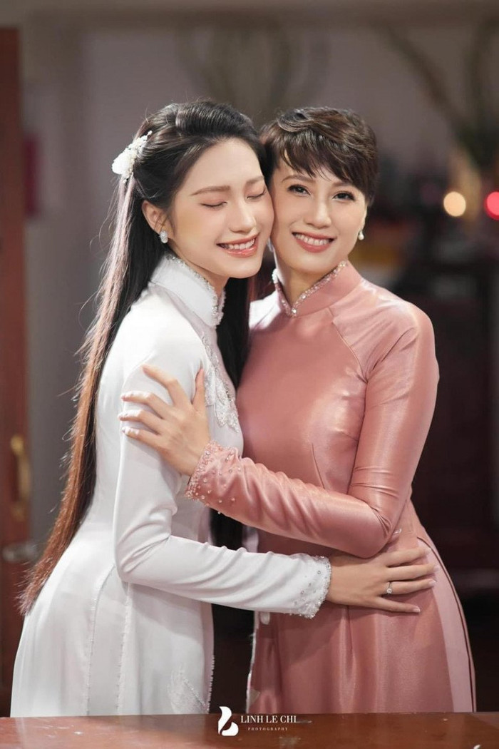 Ở góc ảnh chính diện, nhiều ý kiến cho rằng Top 10 Hoa hậu Việt Nam 2020 thừa hưởng nhiều nét đẹp từ mẹ. Khi đứng cạnh nhau, thần sắc của hai mẹ con Doãn Hải My thoáng tựa chị em.  