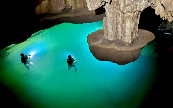 Bí ẩn hồ nước màu xanh ngọc bích vừa được phát hiện ở Quảng Bình Ảnh 2