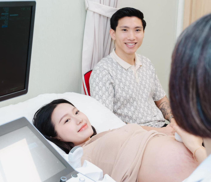 Đoàn Văn Hậu đưa vợ đi khám thai.