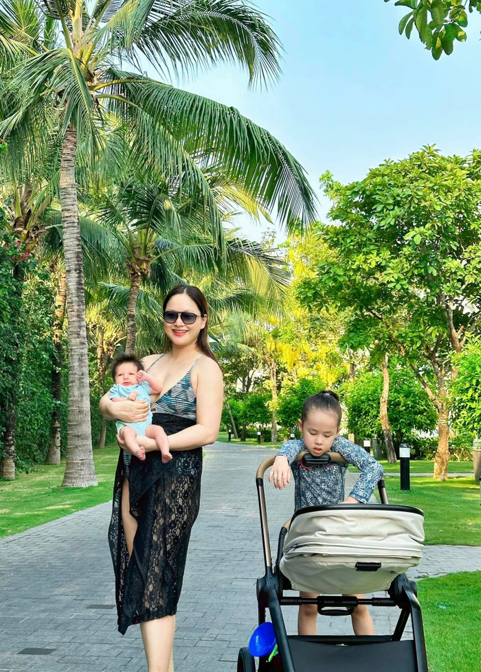 Lan Phương đưa các con đi nghỉ dưỡng trong dịp nghỉ lễ 30/4 - 1/5, diện mạo lai Tây của hai cô bé thu hút sự chú ý từ đông đảo khán giả. Ảnh: FBNV