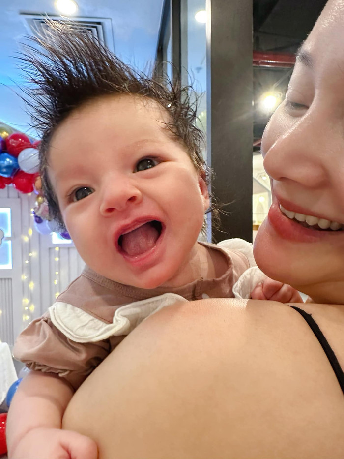 Lan Phương hạnh phúc nói thêm: 'Mặt trời tươi rói của mẹ'. Ảnh: FBNV