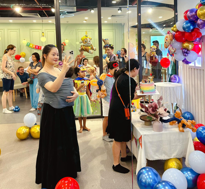 Cách Lan Phương địu ái nữ Mia tại buổi tiệc khiến nhiều khán giả thích thú. Ảnh: FBNV