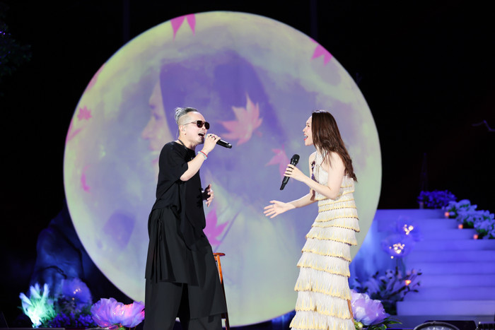 Sự xuất hiện bất ngờ của khách mời Jimmii Nguyễn khi song ca với Mỹ Tâm.