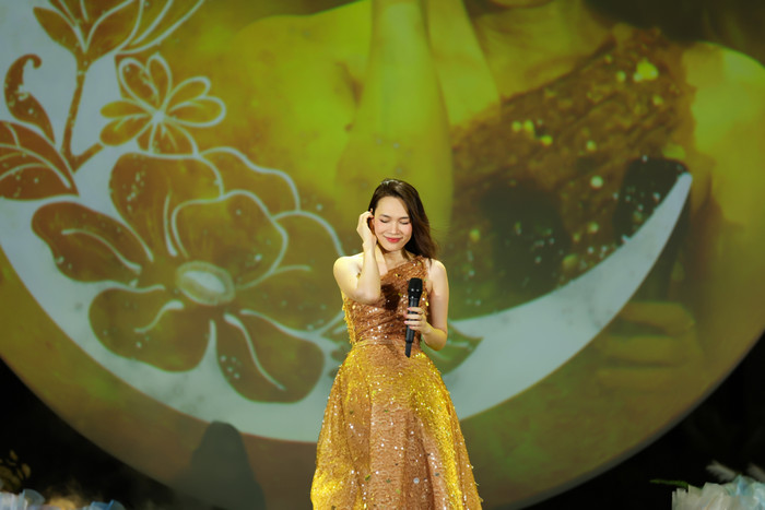 Mỹ Tâm còn lần đầu thể hiện hàng loạt ca khúc chưa từng được cô trình diễn ở bất kỳ đâu như Yesterday once more, Triệu đoá hoa hồng,…&nbsp;