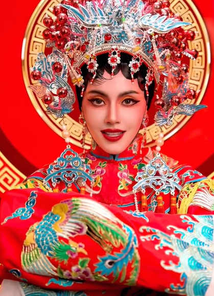 Nhiều ý kiến cho rằng, gương mặt của Mai Davika tuy chưa thực sự thuần Á đông nhưng lại trông cực kỳ hợp với phong cách Trung Quốc thời xưa. Ngoài ra, những người này còn nhận xét Mai Davika có nét diễn khá tự nhiên, đúng chất diễn viên phái thực lực của xứ chùa vàng.