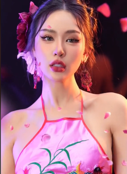 Về phần Miss Grand Thailand 2024 - Malin Chara-anan cũng nhận về vô số lời khen ngợi với vẻ ngoại trẻ trung, xinh đẹp. Cô được đánh giá cao vì dù đang đu trend biến hình nhưng vẫn thể hiện tốt hình ảnh, thần thái của một hoa hậu. Tuy nhiên, bên cạnh một số lời khen ngợi vẫn xuất hiện một vài bình luận nhận xét Malin Chara-anan còn khá đơ cứng, nét diễn không tự nhiên được như 'ma nữ đẹp nhất xứ chùa vàng' - Mai Davika. 