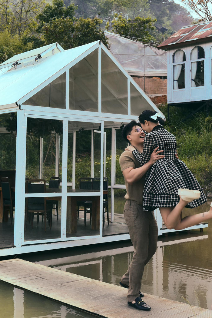 Lệ Quyên lộ rõ niềm vui khi được Lâm Bảo Châu nhấc bổng một cách nhẹ nhàng, vững chãi. Ảnh: FBNV