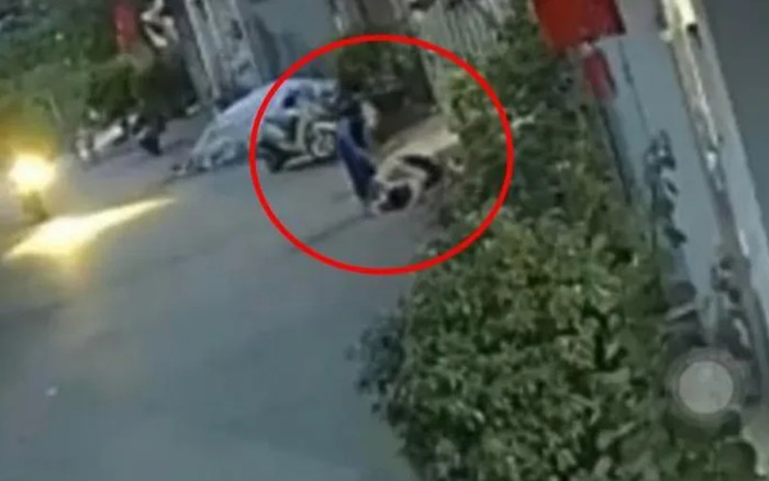 Bị giáo viên lao vào giật tóc, đánh tới tấp giữa đường, bé gái gào khóc: 'Cháu xin bà' Ảnh 2