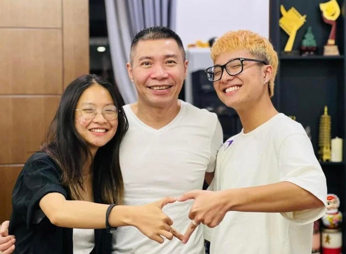 2 nhóc tỳ nhà nam nghệ sĩ giờ đã thành thanh niên chững chạc.