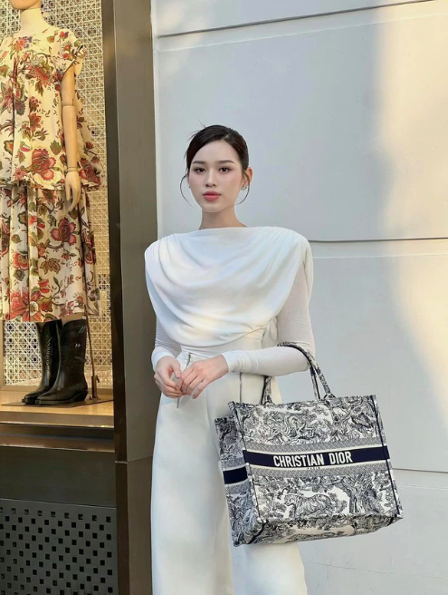 Thời gian gần đây, Hoa hậu Đỗ Hà thường xuyên khoe ảnh 'chanh sả' hết nấc khi diện đồ hiệu, check-in du lịch nước ngoài,...