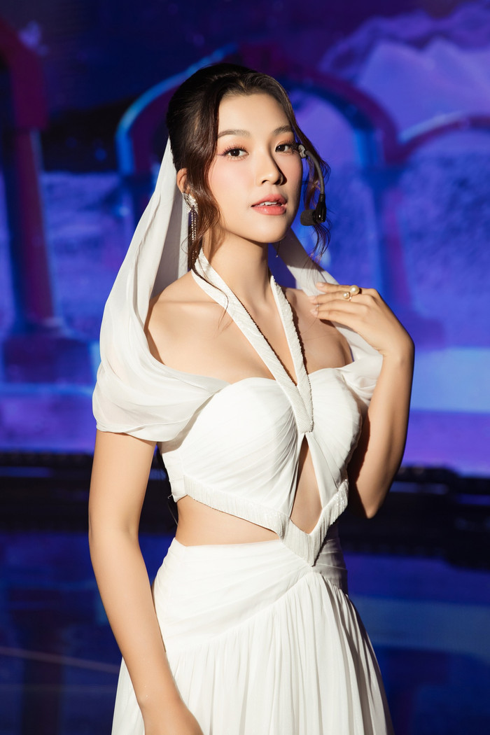 Hoàng Oanh được gọi là 'người đẹp đa tài' khi đảm nhận tốt mọi vai trò như ca hát, diễn xuất, MC...