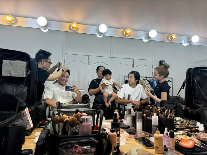 Cường Đô La cười tươi rói khi chụp hình trước gương cùng Subeo và Sutin ở hậu trường chụp ảnh. Ảnh: FBNV