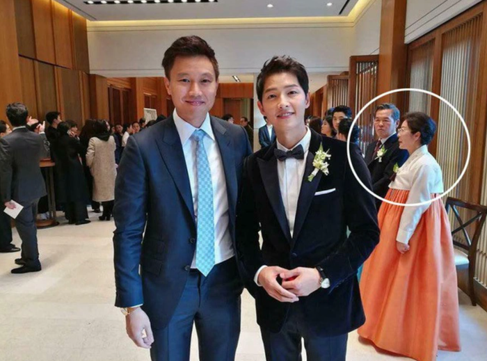 Hình ảnh hiếm hoi về mẹ ruột của Song Hye Kyo tại đám cưới của nữ diễn viên và Song Joong Ki năm 2017